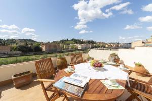 Lungarno attic with private terrace and lift
