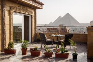 Family Room with Balcony and Pyramids View room in Gardenia Inn