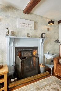 Chapel Cottagein a private courtyard in central location with 2 parking spaces