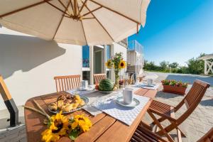 CASA DI EOLO 8&2, Emma Villas