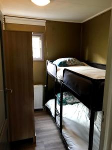 Wulft 47 Zonnig gezellig 6p chalet met zwembad in bosrijke omgeving op Familie Camping de Vossenburcht