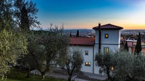 TORRE ANGELINA 10&2, Emma Villas
