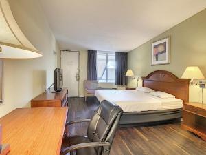 King Room - Non-Smoking room in Stayable Orlando at Florida Mall