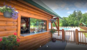 Chasing Butterflies Treehouse, Hot Tub, WIFI, As seen on Barnwood Builders!!!