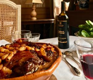 B&B / Chambres d'hotes Demeure Saint Louis Historic manor, City 700m, parking,A C,Clim,WIFI, heated pool, city view : photos des chambres