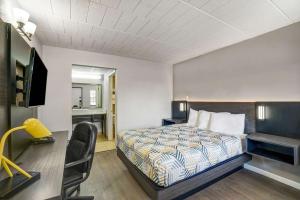 Queen Room - Non-Smoking room in Motel 6 Carlisle PA - Cumberland Valley