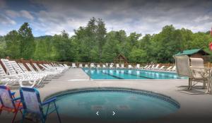 Beehive Treehouse, Hot Tub, WIFI, Barnwood Builders Homemade History episode!!!