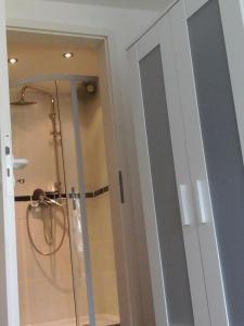 One-Bedroom Apartment with Balcony - Medard Str 75 room in Babel