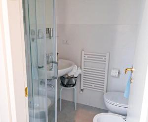 Zimmer mit Kingsize-Bett und Balkon