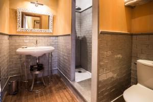 B&B / Chambres d'hotes Demeure Saint Louis Historic manor, City 700m, parking,A C,Clim,WIFI, heated pool, city view : photos des chambres