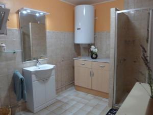 Maisons de vacances Gite Chaumont-la-ville, 2 pieces, 2 personnes - FR-1-611-36 : Maison de Vacances (2 Adultes)
