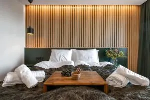 Haltia Lake Lodge nature boutique hotel & glamping - Backby