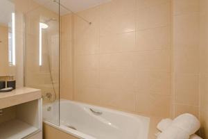 Ocean View Apartment with AC, Pool, Playa Arena PA05