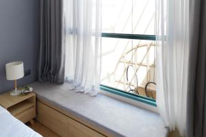 Phòng Giường Đôi Lớn Có Phòng Tắm Vòi Sen (Queen Room with Shower)