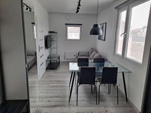 Radosna Zatoka Domki z ogródkami pole namiotowe