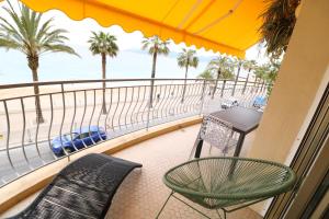 Beautiful 3 bedroom. Direct sea view. 401