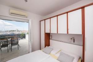 Apartments and Rooms Mare