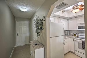Cape Coral Condo with Community Pool and Bar!