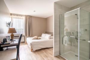 Hotels Cit Hotel LA PYRAMIDE : Chambre Double - Vue sur Parc