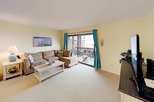 Two-Bedroom Apartment room in Bay-View Beach Retreat - Balconies - Walk to Beach condo