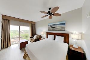 Studio Apartment room in Luau Suite - Pool Hot Tub & Gym - Stroll to Beach condo