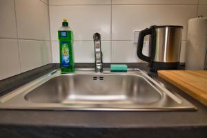 RR - Tiny Apartment - Parking - Kitchen - WIFI