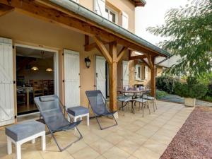 Maisons de vacances Gite Saint-Forgeux-Lespinasse, 3 pieces, 4 personnes - FR-1-496-37 : Maison de Vacances (4 Adultes)