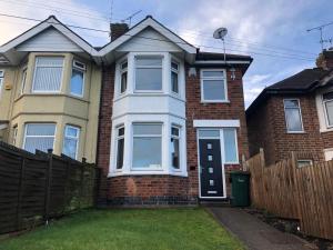 Coventry Modern House, Private Parking, A45 A46, Sleeps 6, by EMPOWER HOMES