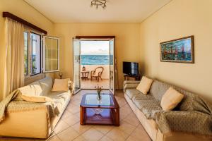 On the Beach - Akroyali Family Lodging
