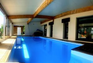 Maisons de vacances Maison conviviale 8 personne avec piscine interieure, a la campagne : photos des chambres