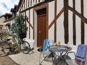 Hotels Logis Hotel du Cygne : Chambre Familiale avec Terrasse  - Non remboursable