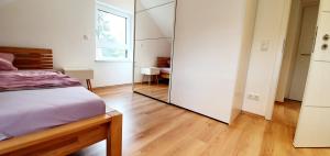 Moderne , helle Ferienwohnung mit Balkon in München