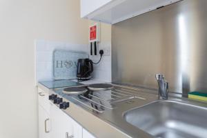 St Marys - Modern Central Huge Studio Apartments