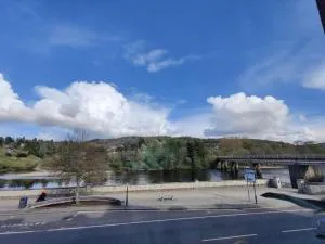 Stunning 2 Bedroom River View Apartment - 布里哲夫恩