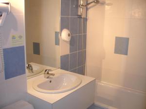 Hotels Agape Hotel Niort- Bessines : Chambre Lits Jumeaux