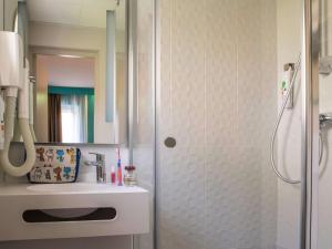 Communicating Double Room room in ibis Styles Quimper