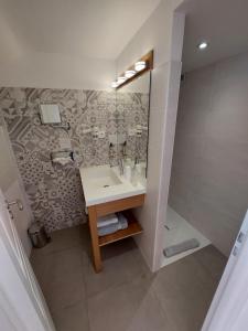 Hotels Hotel les Bouis - Vue mer : Chambre Familiale - Vue sur Jardin