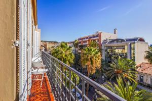 Bright flat with balcony close to Vieux Hyères - Welkeys