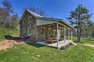 Patio and Fire Pit Idyllic Cottage in Hellertown! - Port Warren