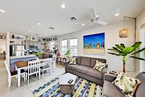 Three-Bedroom House room in 5 O'Clock Chateau with Private Golf Cart - Pool home