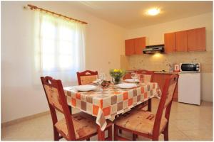 Family friendly apartments with a swimming pool Vir