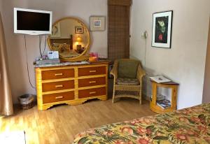 King Room with Garden View room in Ocean Breeze Hideaway