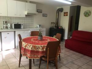 Maisons de vacances Gite Rozelieures, 2 pieces, 2 personnes - FR-1-584-59 : photos des chambres