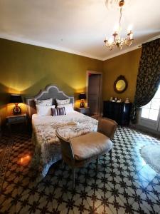 B&B / Chambres d'hotes Chateau Sainte cecile Chambres D'hotes / Guest house in Castle Chateau sainte cecile : Chambre Quadruple - Vue sur Jardin