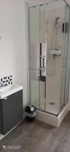 Hotels Hotel de la Place : Chambre Double ou Lits Jumeaux avec Salle de Bains Privative Externe
