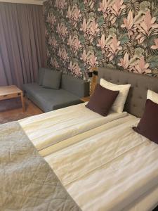 Premium room with sofa room in Björkbackens Karaktärshotell