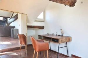 Massimiliano apartment in center with AC