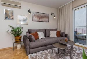 Chic apartment Zoja near beach with free parking