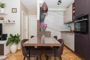 Chic apartment Zoja near beach with free parking