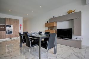 Beachfront Pretty Holiday Home